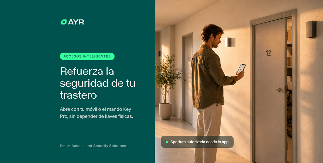 Cerradura inteligente AYR Lock Pro instalada en la puerta de un trastero, apertura desde el móvil