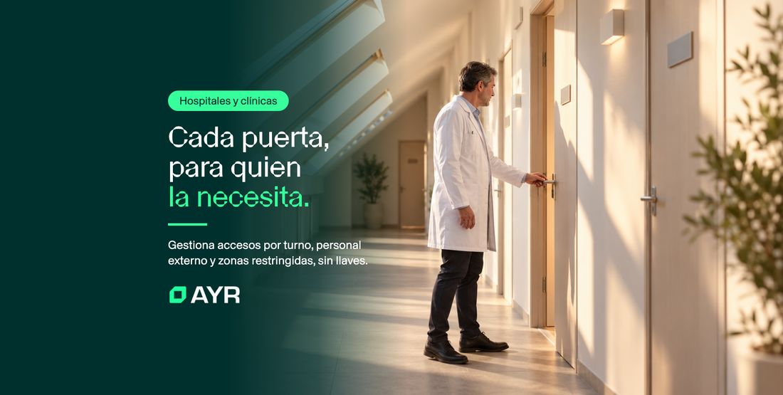 Médico abriendo una puerta en el pasillo de un hospital. Cada puerta, para quien la necesita.
