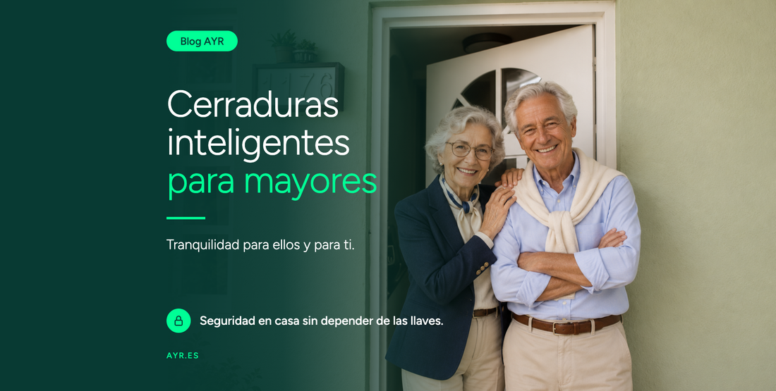 Pareja mayor sonriendo en la puerta de su casa