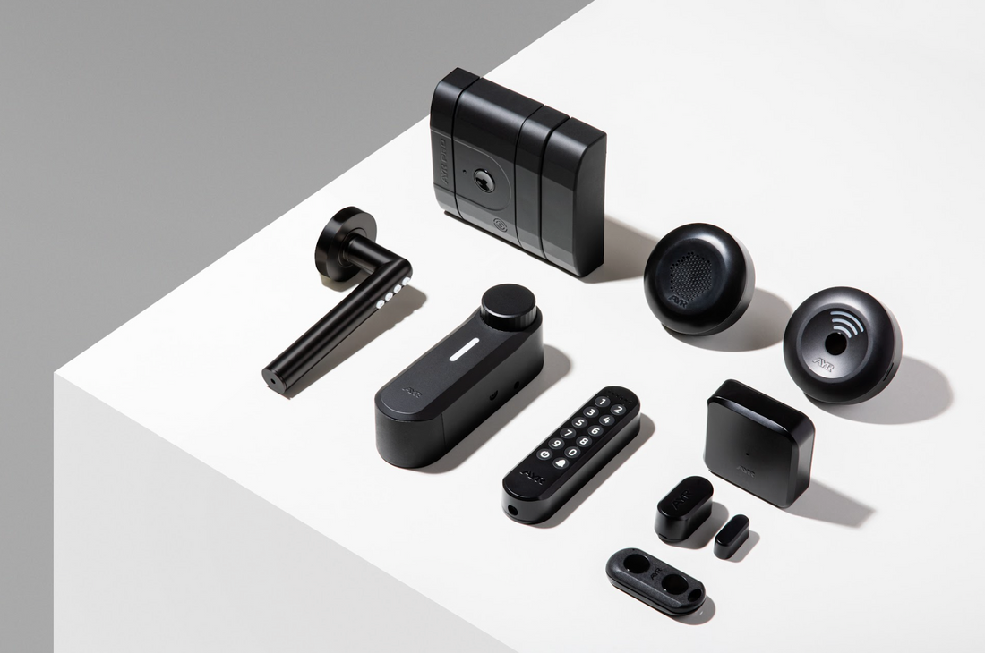 Cerradura inteligente smart lock AYR instalada en puerta de hogar